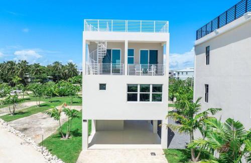 Monroe County House | Oceanview Escape Key Largo Pool, Hot Tub and Private Deck