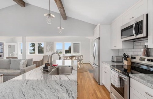 Portsmouth House | Oceanview Home | Walk to Beach | Near Newport