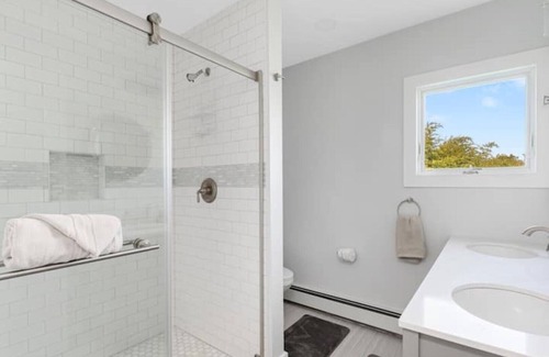 Portsmouth House | Oceanview Home | Walk to Beach | Near Newport