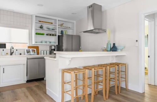 The Strand Apartment | Oceanview Suite | Steps from Ocean | King bed