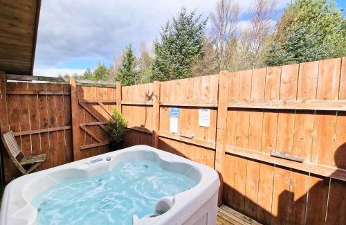 Kelty Ski Chalet | Ochil 8 with Private Hot Tub - Fife - Loch Leven - Lomond Hills