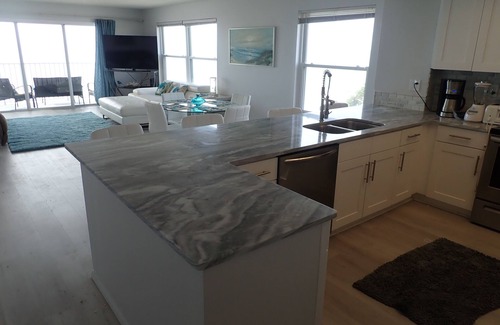 Redington Shores Condo | Oct 30-Nov 3 wknd Avail! BEACHFRONT CORNER 2/2 w/Jacuzzi and Electric FP!