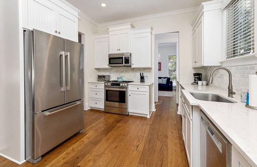 Demere Park House | October Special! Large family home w private pool!