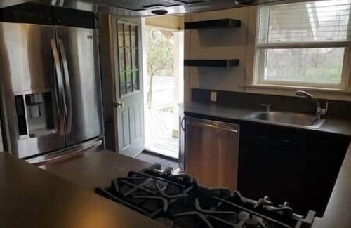 Royal Oak House | ♥️ of 👑 🌳 Entire 2BR House!