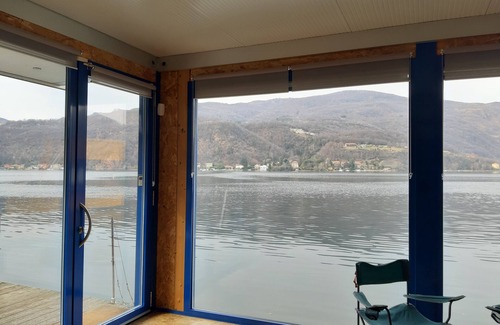 Porto Ceresio Boat Rental | Off-grid floating unit with low environmental impact.