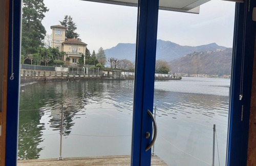 Porto Ceresio Boat Rental | Off-grid floating unit with low environmental impact.