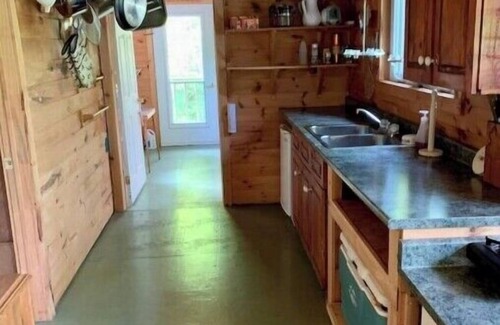 Collingwood Cabin | Off-grid rustic 3-bedroom cabin on very quiet lake