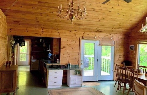 Collingwood Cabin | Off-grid rustic 3-bedroom cabin on very quiet lake