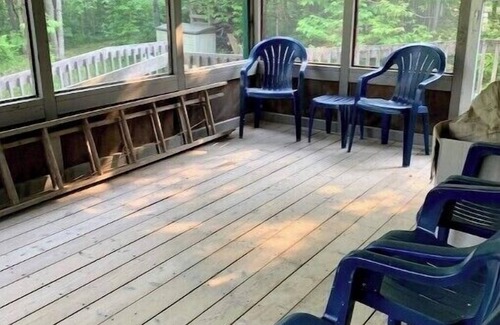 Collingwood Cabin | Off-grid rustic 3-bedroom cabin on very quiet lake