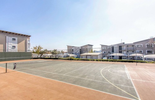 Greater Johannesburg Metropolitan Area Apartment | OHasis Stay: Step Out to Dainfern Square Delights