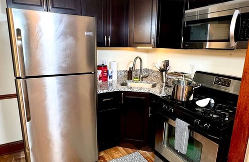 Detroit - Shoreway Apartment | OhioCity Apt Near-WestsideMarket,Flats,Rock Hall!