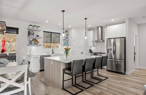 Shannon Lake House | Okanagan Getaway with Salt Water Hot Tub!