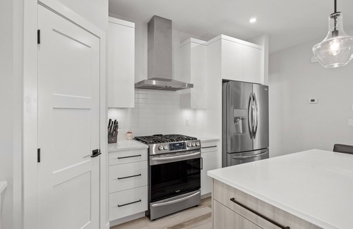 Shannon Lake House | Okanagan Getaway with Salt Water Hot Tub!