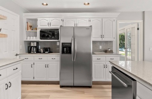 Central Okanagan House | Okanagan Lake Private Beachfront Retreat – 4-Bedroom Spacious Home Sleeps 8