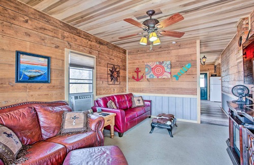 Kingston Cabin | Oklahoma Vacation Rental Near Lake Texoma