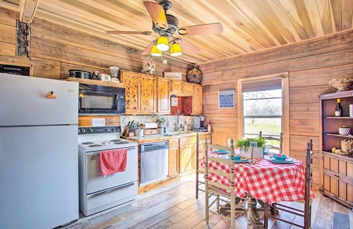 Kingston Cabin | Oklahoma Vacation Rental Near Lake Texoma