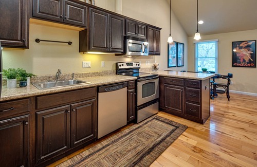 Old Bend Cottage | Old Bend 1 Bdrm Duplex. 4 Blocks from Dwntwn, Walk to Box Factory, Old Mill. Brews & Wine.