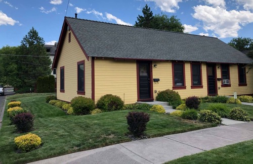 Old Bend Cottage | Old Bend 1 Bdrm Duplex. 4 Blocks from Dwntwn, Walk to Box Factory, Old Mill. Brews & Wine.