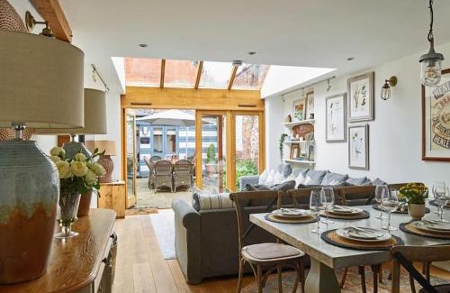 Henley-on-Thames House | Old Coach House & Dolls House - Sleeps 24