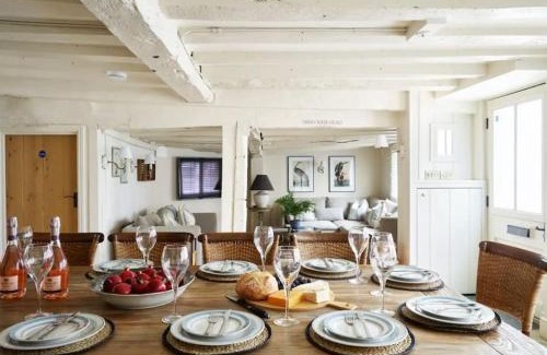Henley-on-Thames House | Old Coach House & Dolls House - Sleeps 24