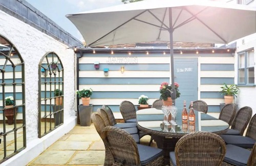 Henley-on-Thames House | Old Coach House Dolls House - From 1100 Per Night