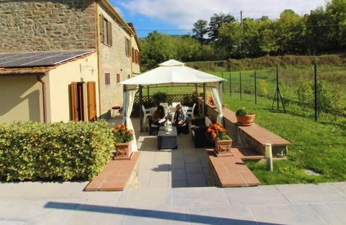 Pieve di Chio Villa | Old country mill about 12 km from the city of Arezzo, private and fenced swimming pool. Ideal villa