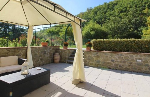 Pieve di Chio Villa | Old country mill about 12 km from the city of Arezzo, private and fenced swimming pool. Ideal villa