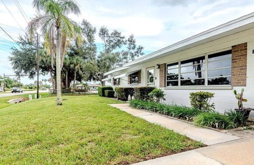 Venice Gardens House | Old Florida Charmer in Venice, FL. Private Pool + King Bed+Parking for Boats/RVs