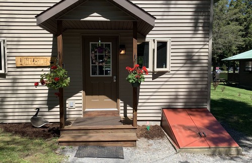 Old Forge Cottage | Old Forge Lakefront Cottage with 5 Bedrooms and 2 Baths (Sleeps 10)!
