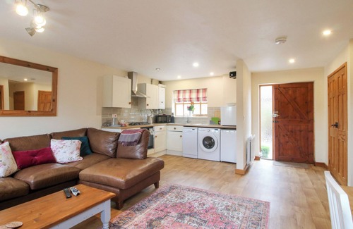 Church Stretton Cottage | OLD HALL BARN 1, pet friendly, with hot tub in Church Stretton