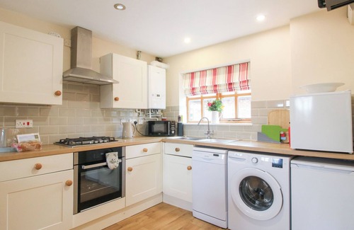 Church Stretton Cottage | OLD HALL BARN 1, pet friendly, with hot tub in Church Stretton