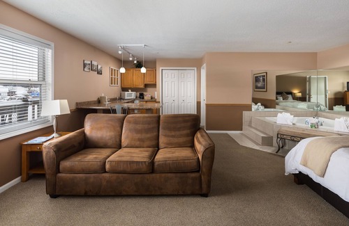 South Haven Hotel | Old Harbor Inn