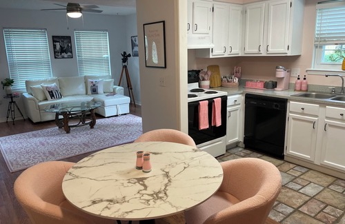 Flowood House | Old Hollywood Near Water Sleeps 6 with pool access!