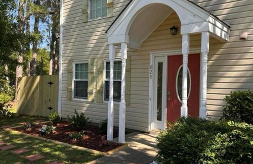 Flowood House | Old Hollywood Near Water Sleeps 6 with pool access!