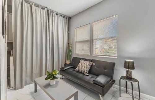 Meridian-Kessler Apartment | OLD LISTING 3818 Central Ave Entire