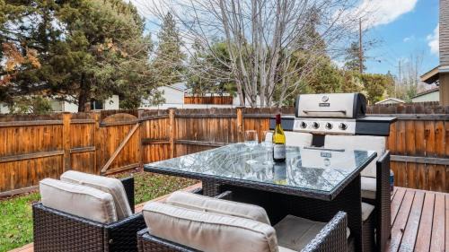 Larkspur House | Old Mill Getaway by AvantStay Private Backyard w Hot Tub