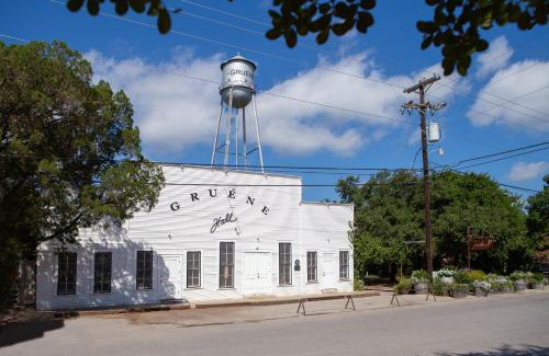 Gruene Apartment | Old Mills Resort OM A8
