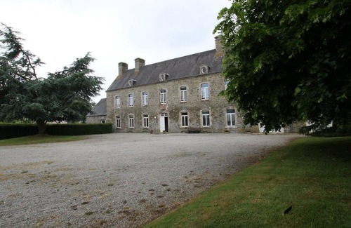 La Ronde-Haye Cottage | Old Presbytery: Comfortable Cottage for 12, Private Garden