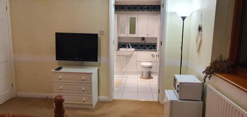 Iver House | Old Slade Cottage - Train to London 30mins, Heathrow 15mins away,Free Parking - En-suit rooms