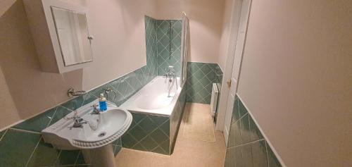 Iver House | Old Slade Cottage - Train to London 30mins, Heathrow 15mins away,Free Parking - En-suit rooms
