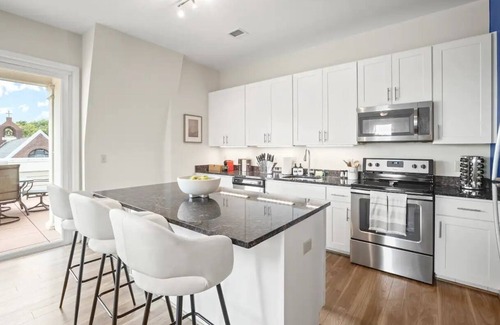 Old Town North Condo | Old Town Alexandria 3-Bdrm Penthouse <> King Beds