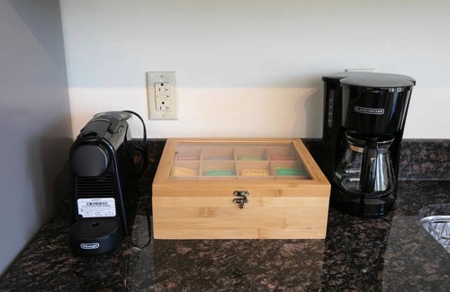 Old Town North Condo | Old Town Alexandria 3-Bdrm Penthouse <> King Beds