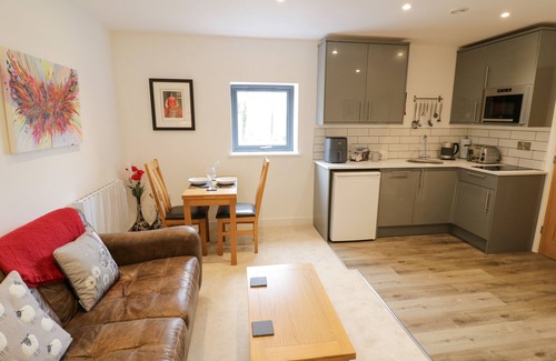 Kineton Cottage | OLDWYCHE BARNS, pet friendly, with a garden in Kineton