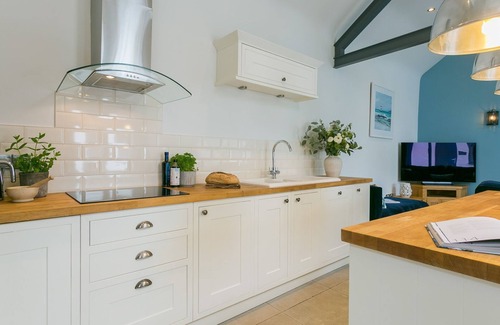 Beaumaris Cottage | Olinda Cottage - a ground floor bedroom that sleeps 6 guests in 3 bedrooms