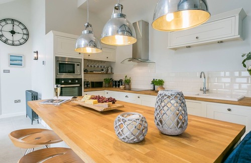 Beaumaris Cottage | Olinda Cottage - a ground floor bedroom that sleeps 6 guests in 3 bedrooms