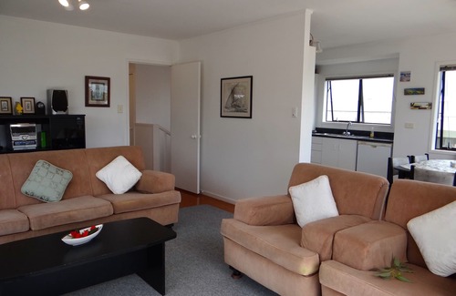 Omaha Cottage | Omaha Heights - Omaha Holiday Home