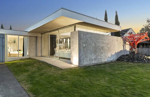 Omaha House | Omaha's Luxurious Hideaway