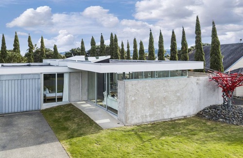 Omaha House | Omaha's Luxurious Hideaway