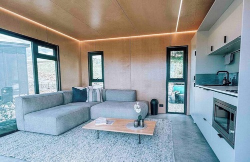 Tawharanui Cabin | Omakana Cabin – Scenic Farm Stay with Sleepout