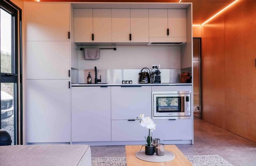 Tawharanui Cabin | Omakana Cabin – Scenic Farm Stay with Sleepout